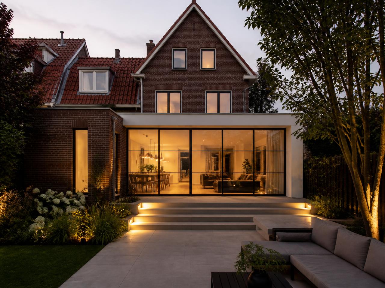 Woning met nieuwe aanbouw en verlichte tuinzijde na renovatie